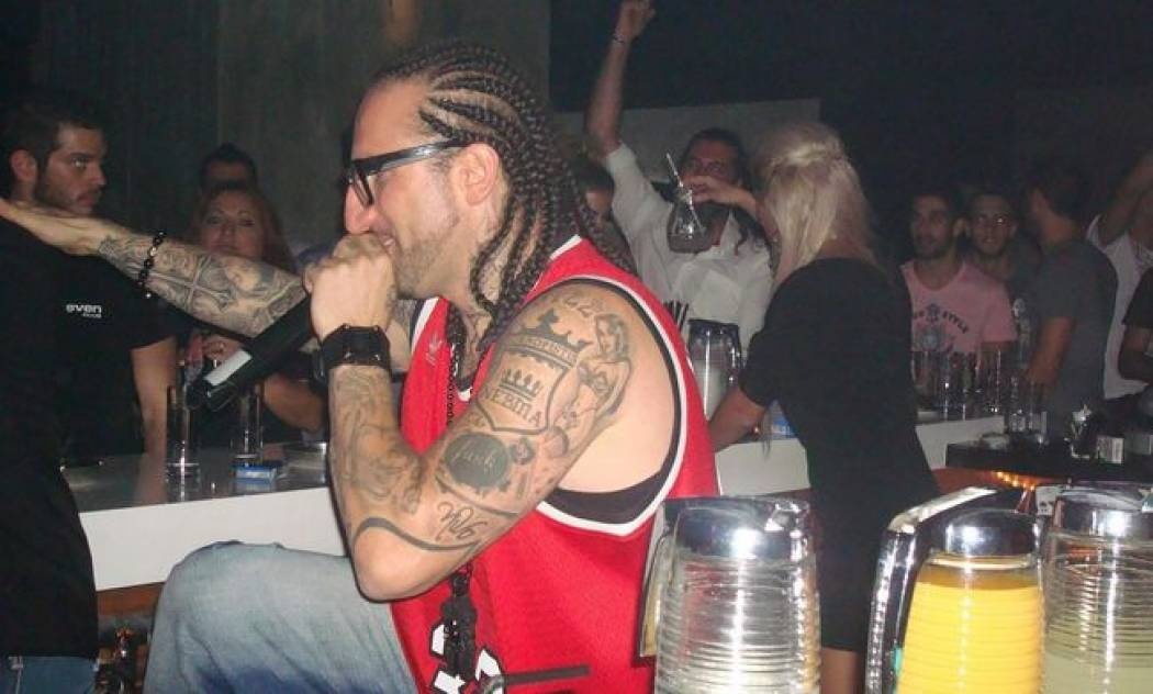 Ο Ισορροπιστής σε ρόλο barman
