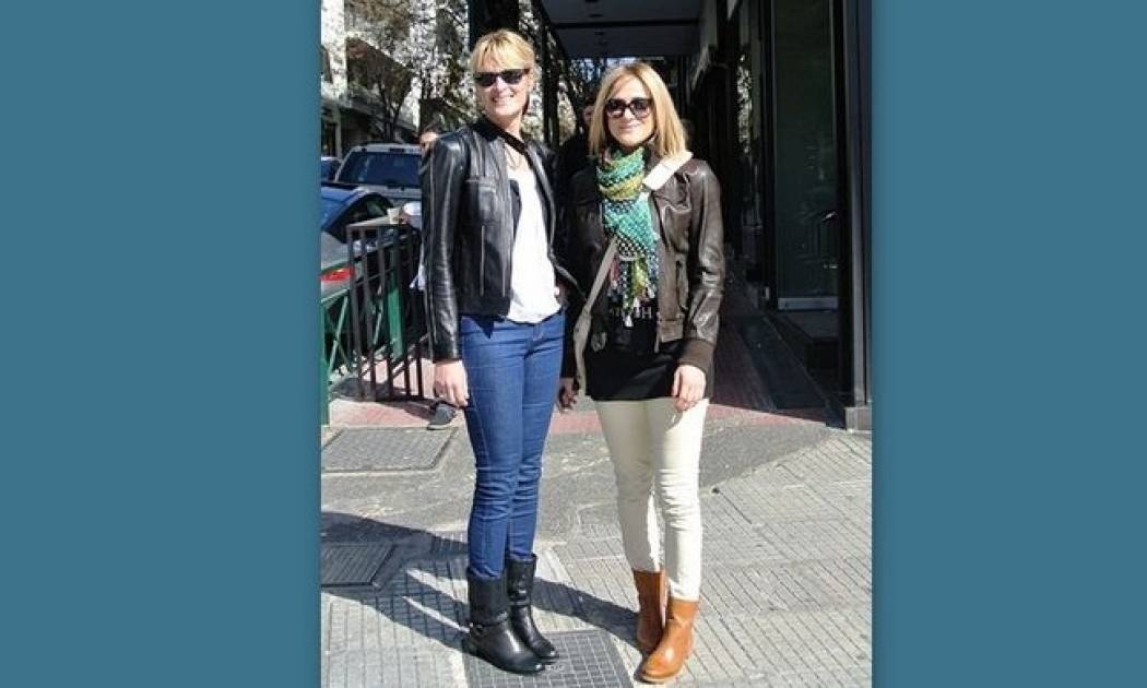 Δήμητρα Κωστάκη: Βόλτα με την αδελφή της στο Κολωνάκι