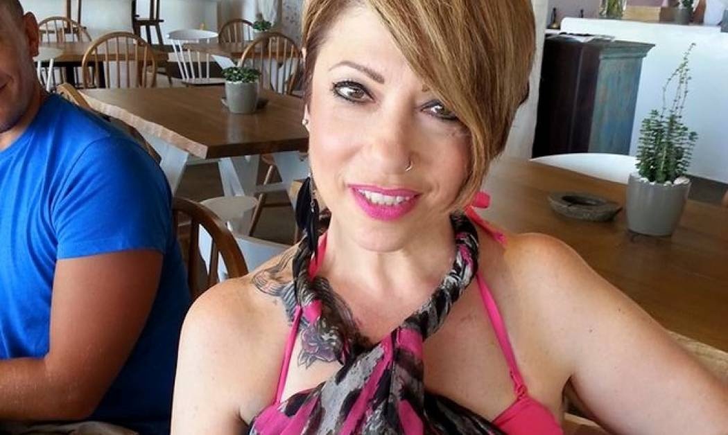 Απίστευτο! Δείτε την Τζούλι Μασίνο με μαγιό να ποζάρει στην ξαπλώστρα