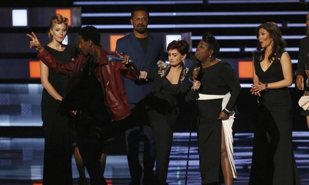 H κλωτσιά της Sharon Osbourne και η ατάκα: «Ξεκουμπίσου από τη σκηνή μου»