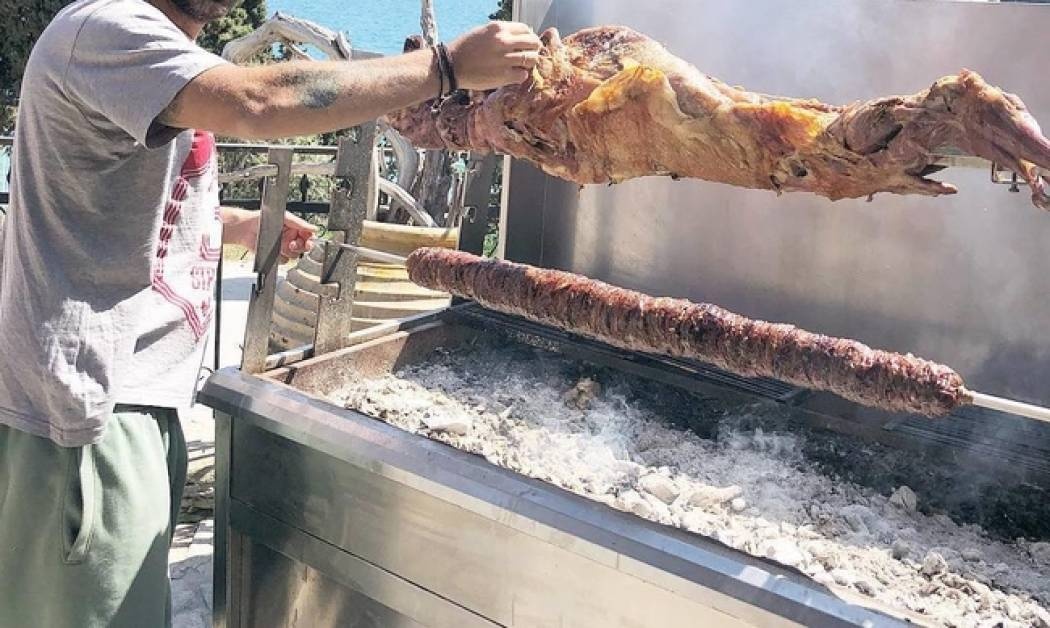 Δεν άφησε πέτσα για πέτσα στο αρνί