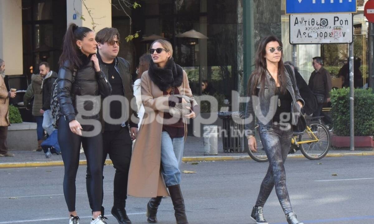 Χριστίνα Μπόμπα: Βόλτα με φίλους στο κέντρο – Η απίθανη εμφάνισή της! Δες με τι «κολλήσαμε» (Pics)