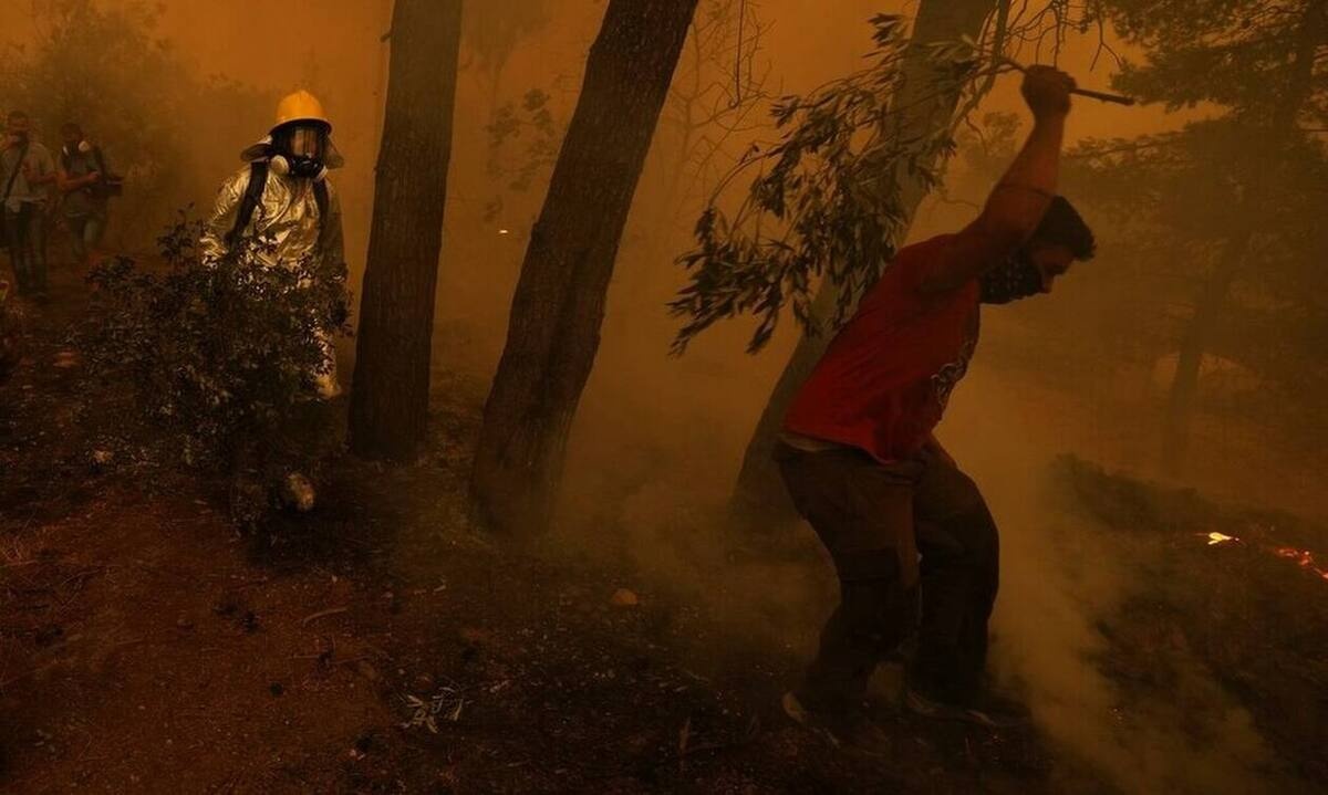 Φωτιά στην Εύβοια: Πύρινος εφιάλτης - Μάχη των κατοίκων να προστατεύσουν τις περιουσίες τους