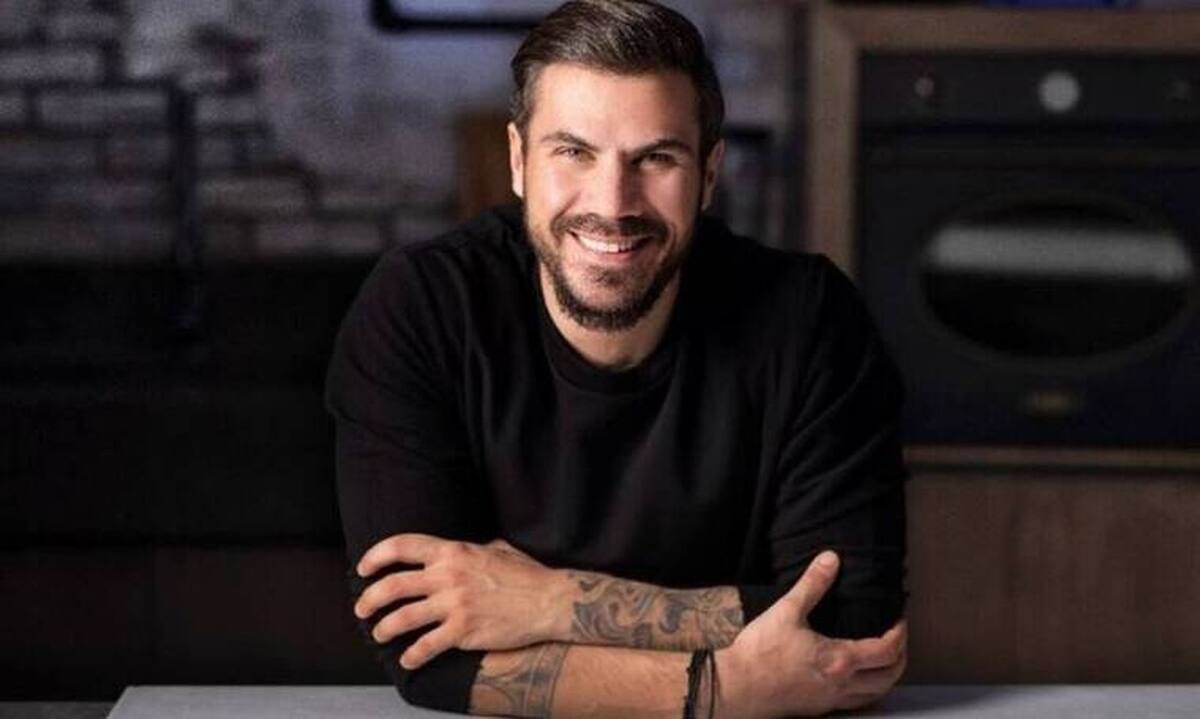 O Άκης Πετρετζίκης υποδέχεται τους φίλους του σε ένα μοναδικό, ολοκαίνουργιο διαδικτυακό περιβάλλον