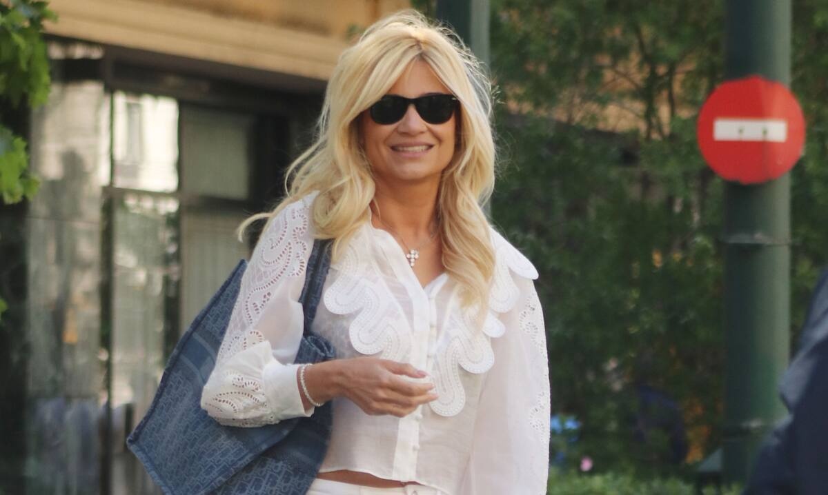Φαίη Σκορδά: Με total white look στην Αθήνα – Το λευκό πουκάμισο που έκανε τη διαφορά