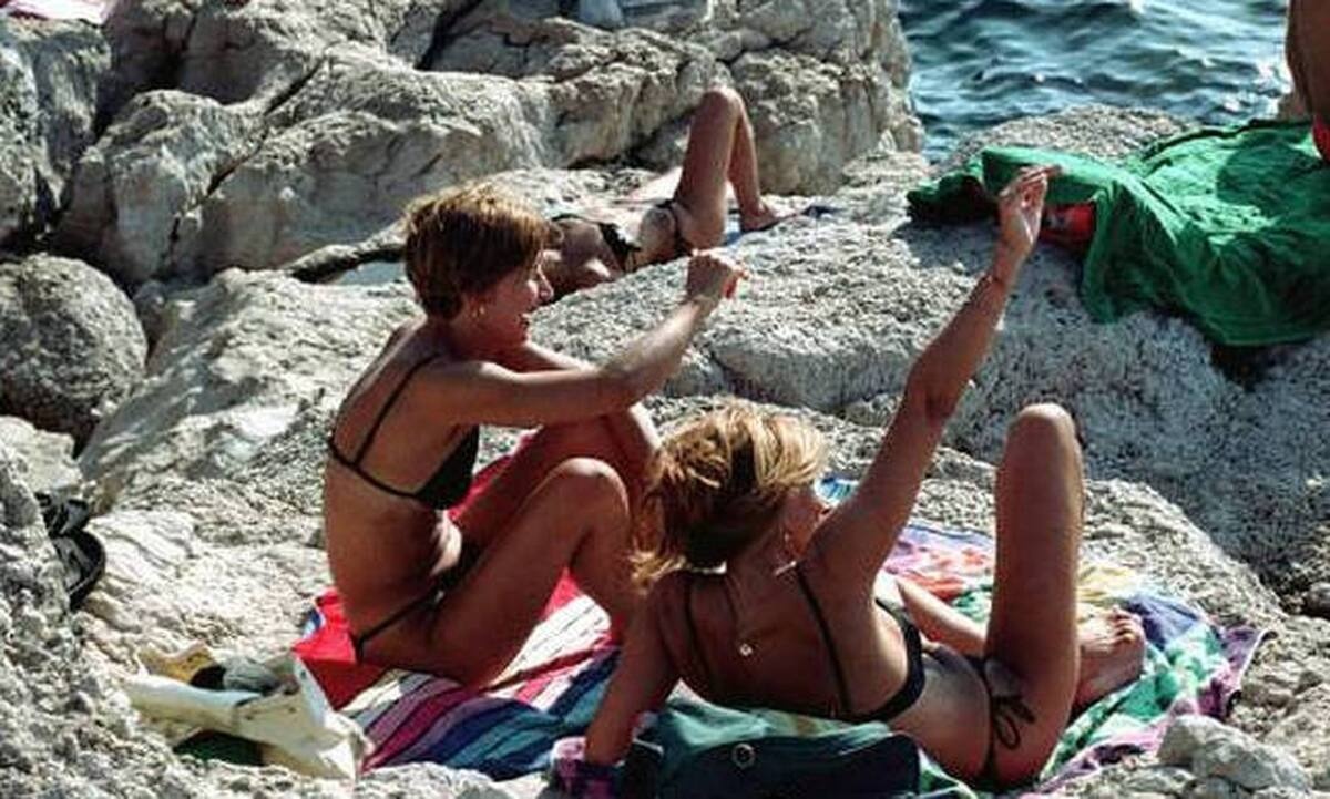 Δήμαρχος τρελάθηκε: Ρίχνει πρόστιμα έτσι και δει μπικίνι!