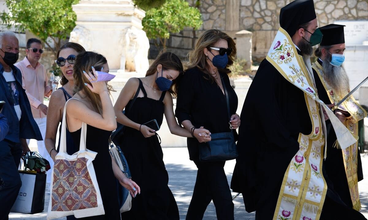 Τόλης Βοσκόπουλος: Βαρύ το κλίμα στο μνημόσυνο - Συγκινημένες Άντζελα Γκερέκου και Μαρία Βοσκοπούλου