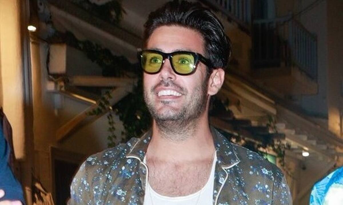 Κώστας Μαρτάκης: Το ιδιαίτερο look στη Μύκονο και η εμφάνιση με γυαλιά