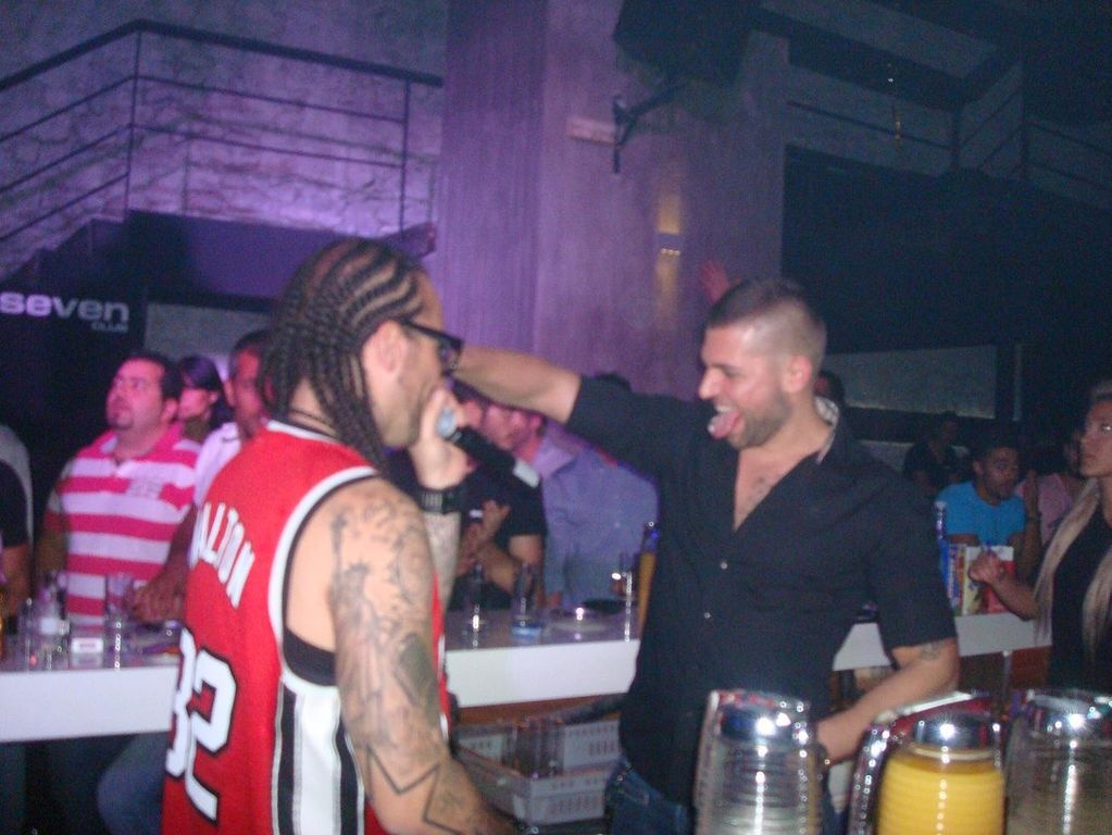 Ο Ισορροπιστής σε ρόλο barman Ο Ισορροπιστής σε ρόλο barman