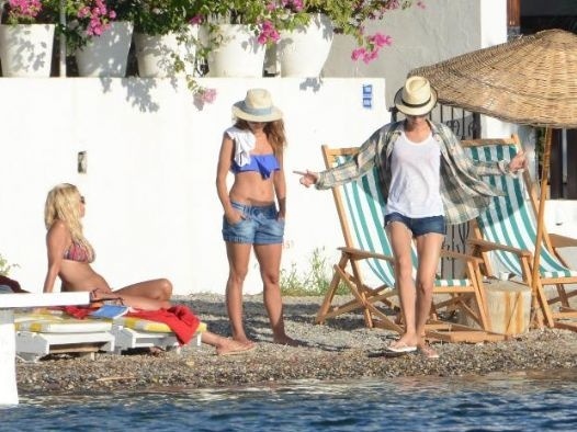 Η «Σιλά» στην παραλία με τις φίλες της (φωτο) Η «Σιλά» στην παραλία με τις φίλες της (φωτο)