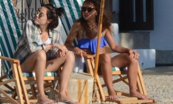 Η «Σιλά» στην παραλία με τις φίλες της (φωτο) Η «Σιλά» στην παραλία με τις φίλες της (φωτο)