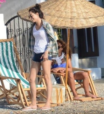 Η «Σιλά» στην παραλία με τις φίλες της (φωτο) Η «Σιλά» στην παραλία με τις φίλες της (φωτο)