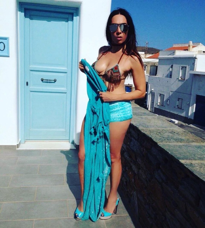 Η Μάγκι κάνει διακοπές στην Κύθνο και «κολάζει» με τις πόζες της Η Μάγκι κάνει διακοπές στην Κύθνο και «κολάζει» με τις πόζες της