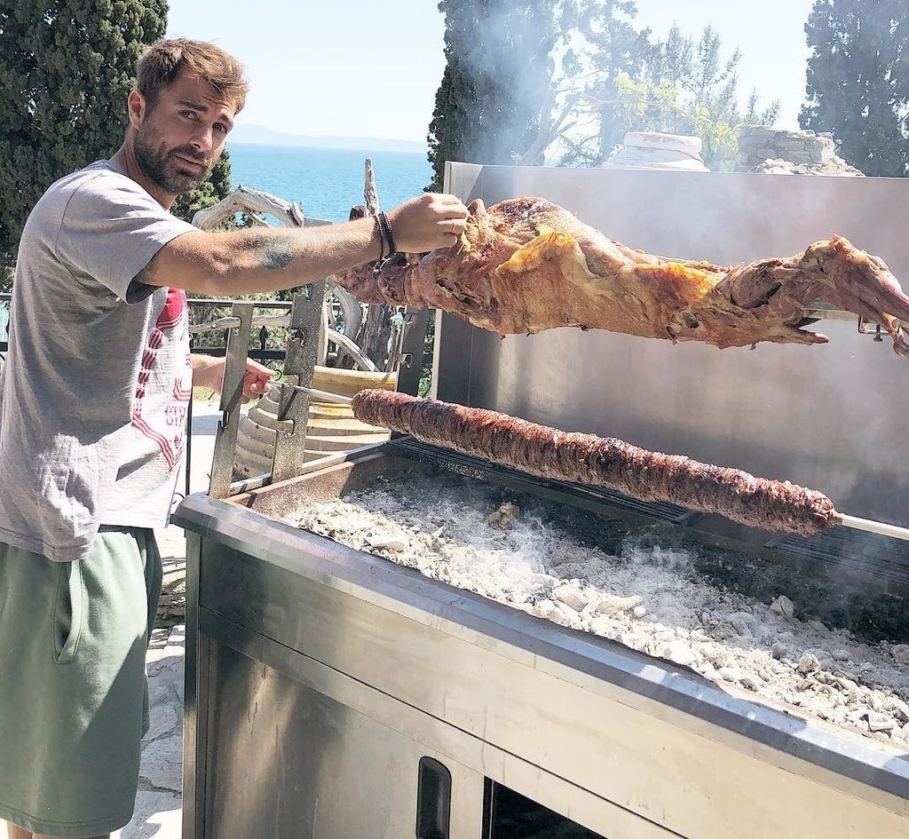 Δεν άφησε πέτσα για πέτσα στο αρνί Δεν άφησε πέτσα για πέτσα στο αρνί