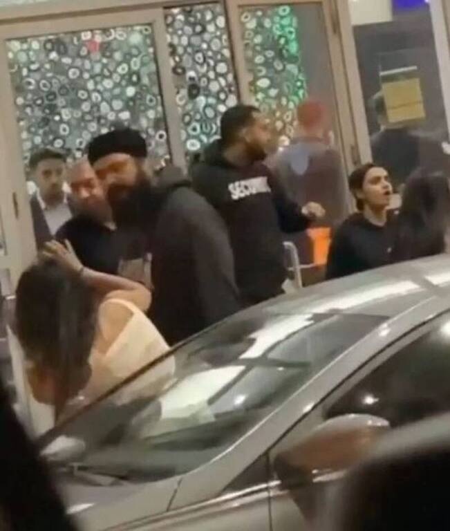 Επίσης εντύπωση προκαλεί ότι εκτός από τους άνδρες στον καβγά ενεπλάκησαν και πολλές από της γυναίκες που ήταν στο γλέντι. Χαρακτηριστικό είναι το γεγονός ότι από τον χαμό δεν έμεινε όρθια ούτε η γαμήλια τούρτα!
