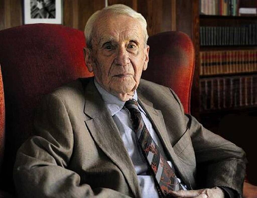 Την τελευταία του πνοή λοιπόν σε ηλικία 95 ετών άφησε ο συγγραφέας Κρίστοφερ Τόλκιν, ο γιος του Τζ.Ρ.Ρ. Τόλκιν, του συγγραφέα του «Χόμπιτ» και του «Άρχοντα των Δαχτυλιδιών».