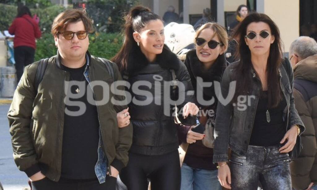 Η Χριστίνα Μπόμπα επέλεξε το απόλυτο casual ντύσιμο.