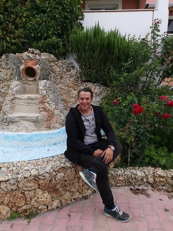 Εδώ και τρεις μήνες, ανέλαβε χρέη ξενοδόχου στο «Saint George» στα Στύρα Ευβοίας.