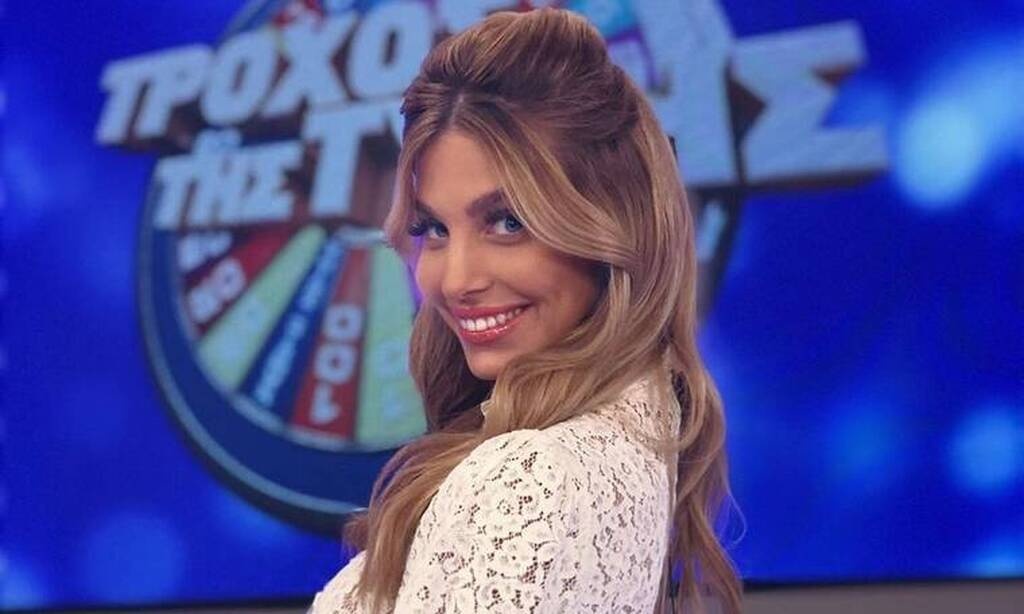 Το ίδιο ερωτευμένο όμως είναι και το κορίτσι του Τροχού της Τύχης.