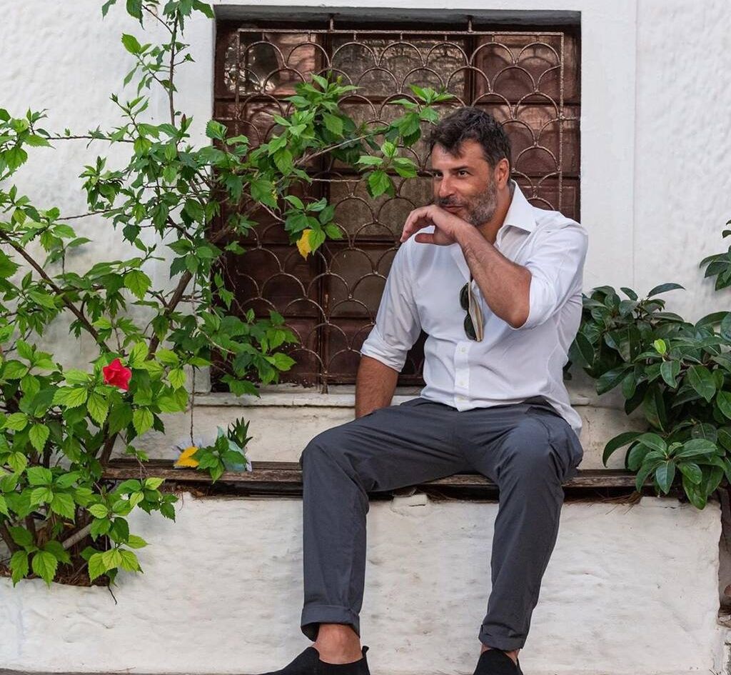 «Είναι καλό να συμπεριλαμβάνεται και το θέατρο ως μέσο επιβίωσης και όχι ως πάρεργο. Στον άλλο αντίποδα, τοποθετώ το κοινό, το αγοραστικό που θα εκδηλώσει το ενδιαφέρον του για την προσωπική αγωγή ψυχής. Όποια και αν είναι τα ποσοστά του, θα συνεπικουρήσουν στις αποφάσεις των παραγωγών για το πόσο και με ποιο τρόπο θα «ρισκάρουν».