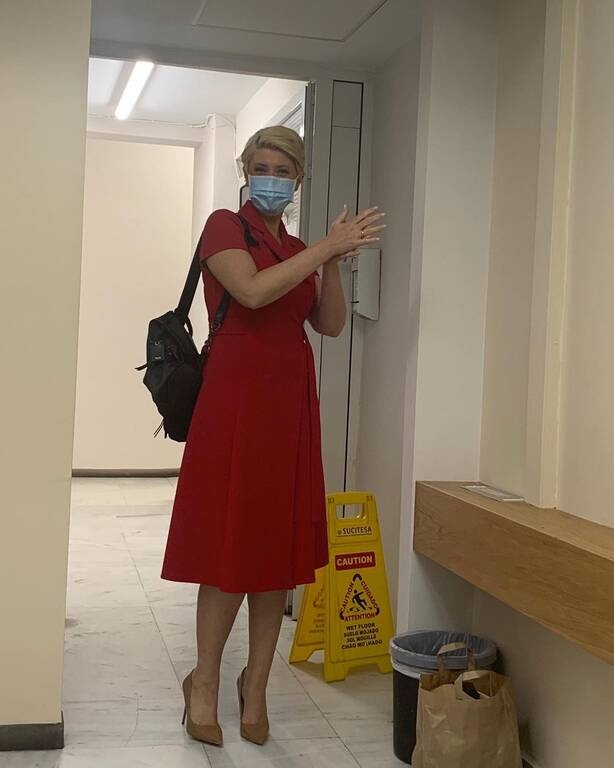 Είναι γνωστό βέβαια πως δεν διαθέτει ούτε ίχνος κόμπλεξ για αυτό και πόζαρε αγουροξυπνημένη και αμακιγιάριστη!