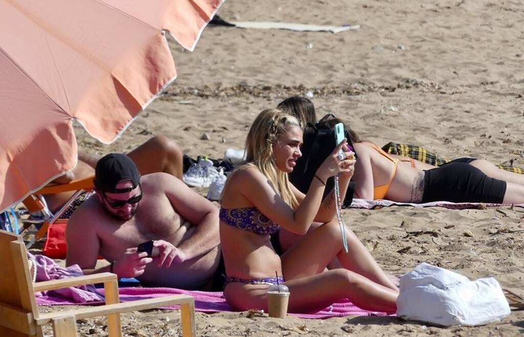 Μπορεί ο καιρός αυτές τις ημέρες να είναι βροχερός και να κάνει κρύο όμως η Κόνι Μεταξά δεν πτοείται!
