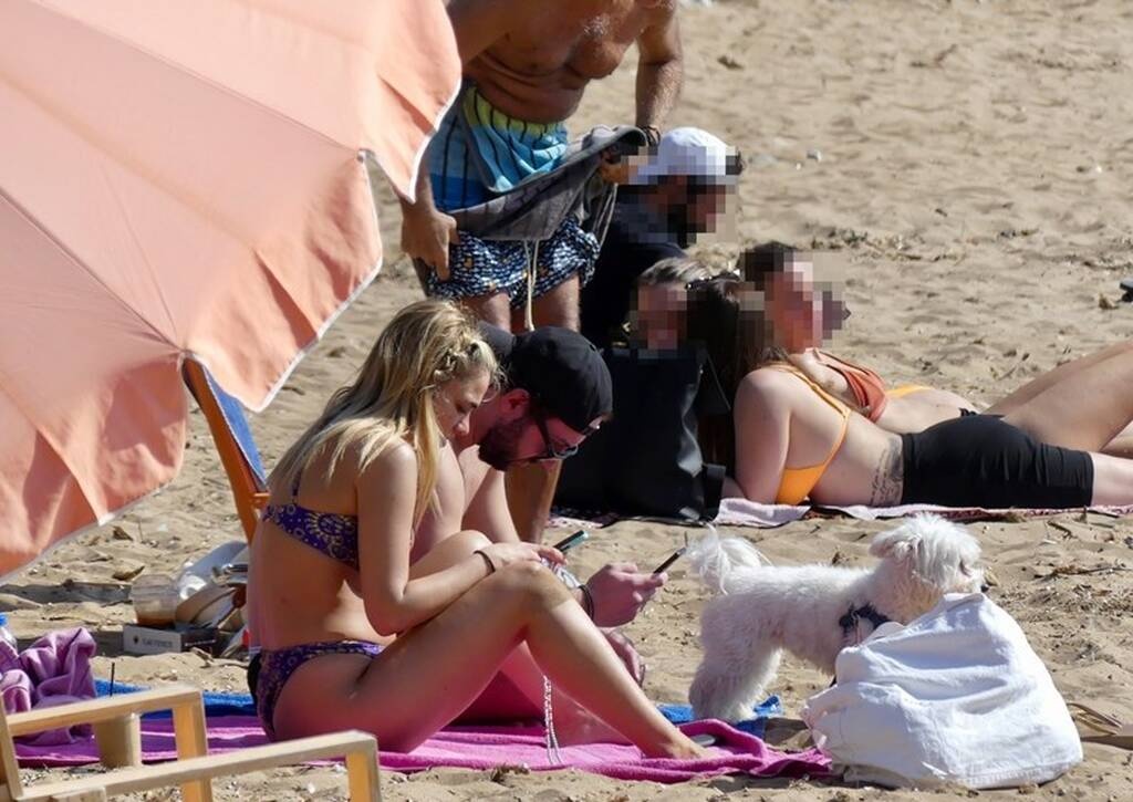 Ο φωτογραφικός φακός του gossip-tv.gr, την εντόπισε και την απαθανάτισε με καλή παρέα στην Βουλιαγμένη.