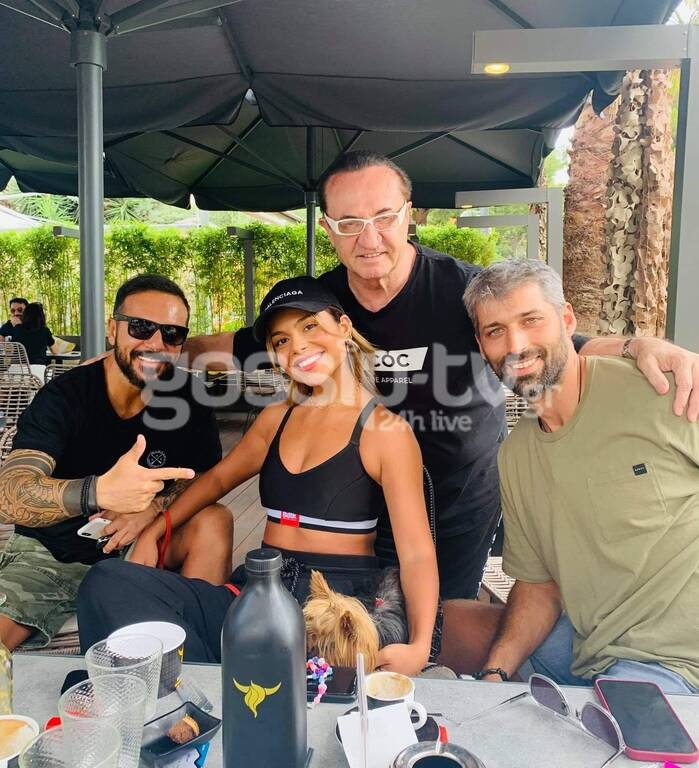 Βρέθηκε με πρώην παίκτες του Survivor στη Βουλιαγμένη.