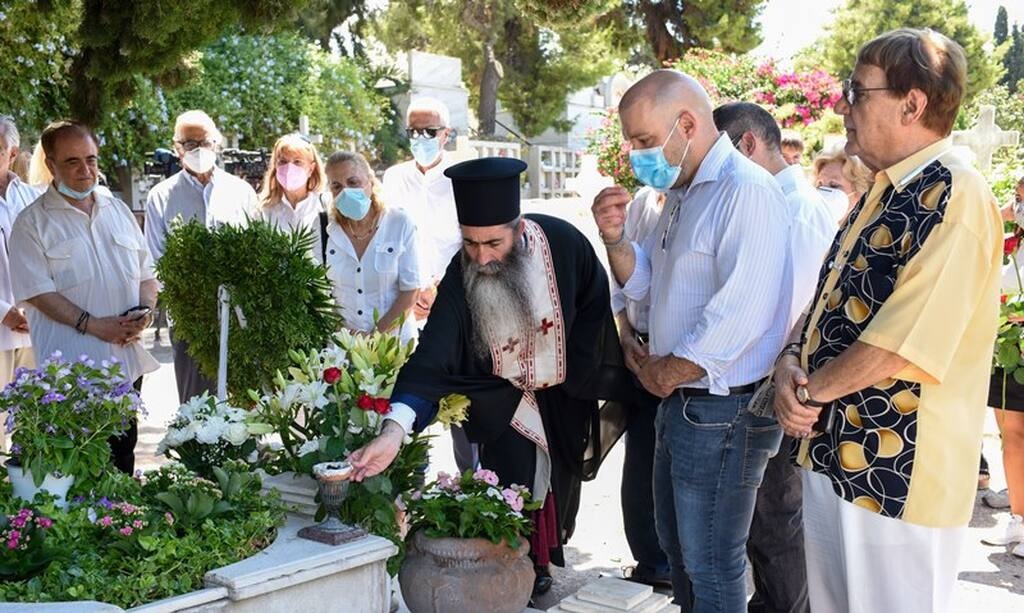 Φώτο από το ετήσιο μνημόσυνο της Αλίκης Βουγιουκλάκη