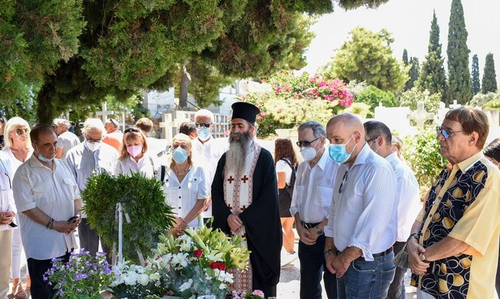 Φώτο από το ετήσιο μνημόσυνο της Αλίκης Βουγιουκλάκη