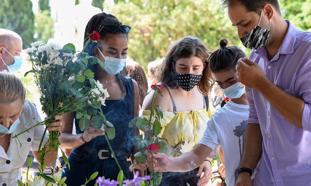 Φώτο από το ετήσιο μνημόσυνο της Αλίκης Βουγιουκλάκη