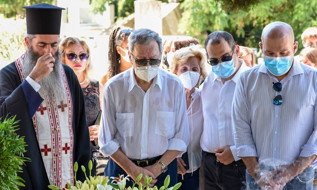 Φώτο από το ετήσιο μνημόσυνο της Αλίκης Βουγιουκλάκη