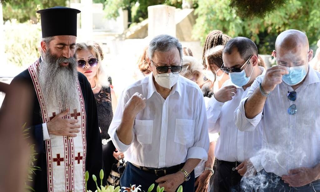Φώτο από το ετήσιο μνημόσυνο της Αλίκης Βουγιουκλάκη
