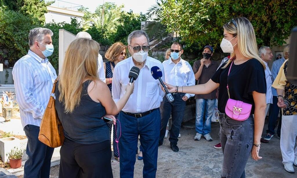 Φώτο από το ετήσιο μνημόσυνο της Αλίκης Βουγιουκλάκη
