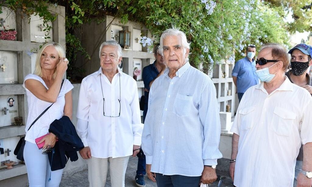 Φώτο από το ετήσιο μνημόσυνο της Αλίκης Βουγιουκλάκη
