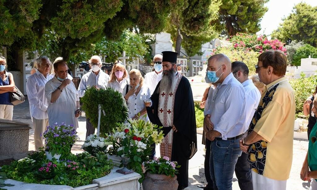 Φώτο από το ετήσιο μνημόσυνο της Αλίκης Βουγιουκλάκη