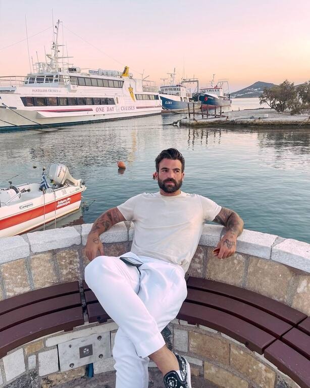 Ξυρίστηκε, δεν έχει πια το μούσι που είχε και η αλλαγή είναι εντυπωσιακή!