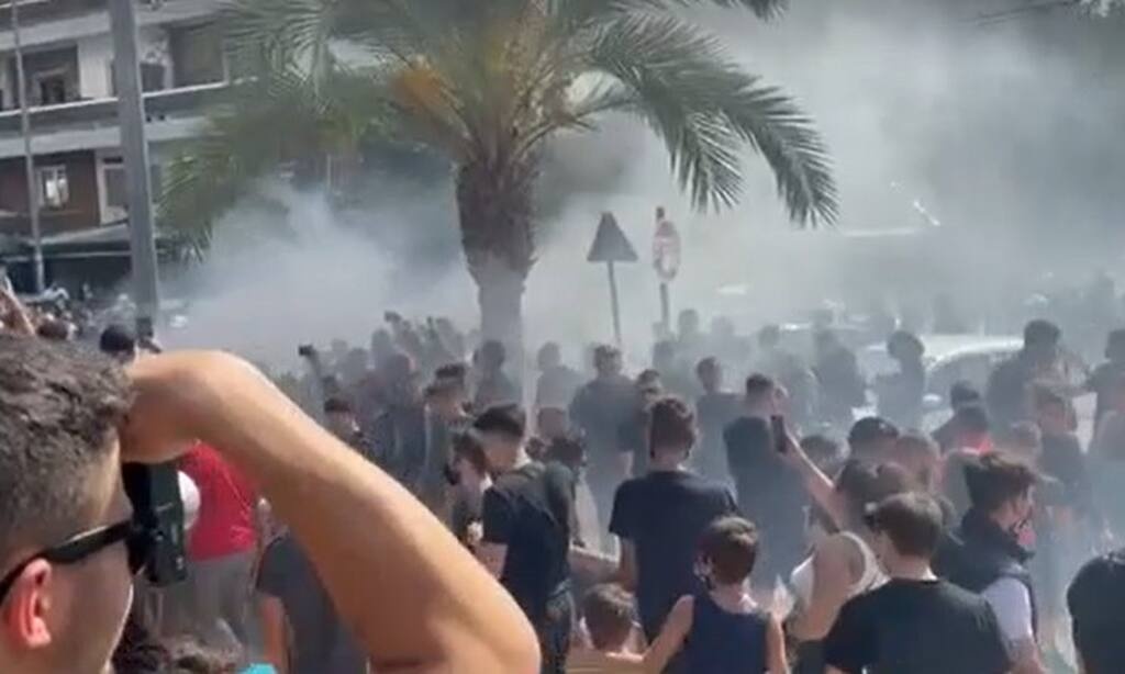 Οι θαυμαστές του τον αποχαιρέτησαν με γκαζιές.