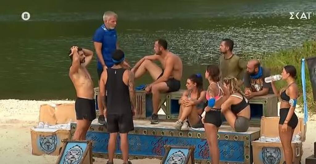 Οι δύο παίκτες φαίνεται να σηκώνονται από τις θέσεις του με απειλητικές διαθέσεις ο ένας προς το πλευρό του άλλου!