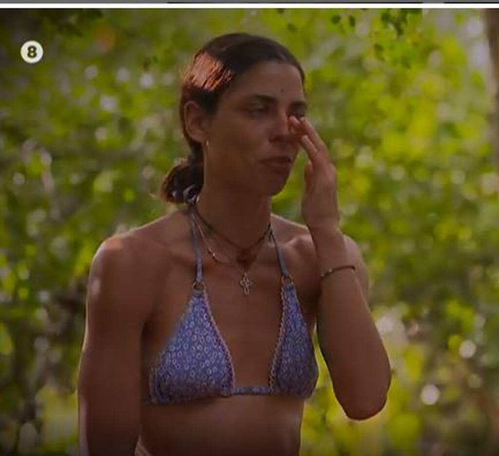 Μοιράζεται κάποιες αναμνήσεις με τους τηλεθεατές και...
