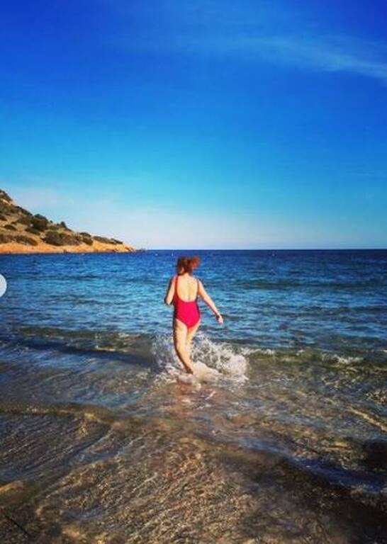 Η ηθοποιός κάνει το μπάνιο της και τολμά και δημοσιεύει αρετουσάριστες φωτογραφίες της.