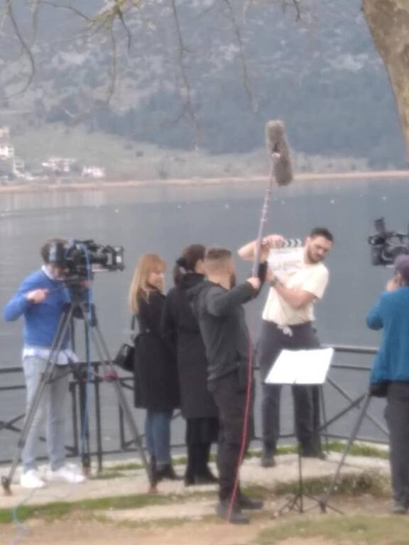 Στο πλάνο διακρίνεται η Βέρα Μακρομαρίδου η οποία υποδύεται την Άσπα στη σειρά.