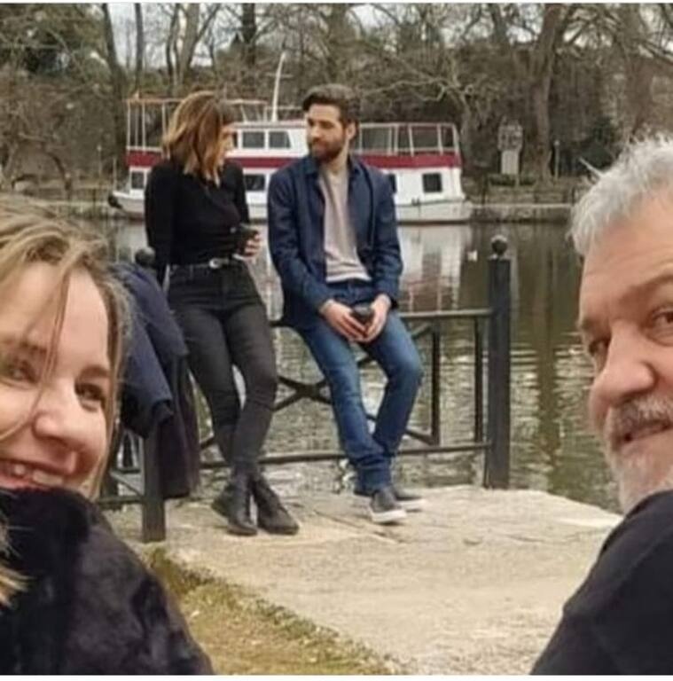 Ο Σπύρος Πετρουλάκης παρακολουθώντας τη σκηνή της Αργυρώ με τον Σταύρο, τον νέο έρωτά της που γνωρίζει στα Γιάννενα.