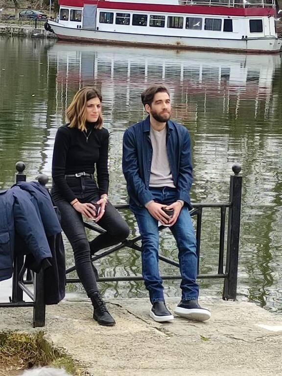 Οι δύο πρωταγωνιστές κατά τη γνωριμία τους.
