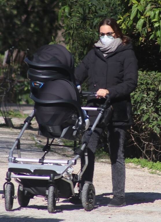 Η Όλγα Κεφαλογιάννη στον Εθνικό Κήπο με τα παιδιά της