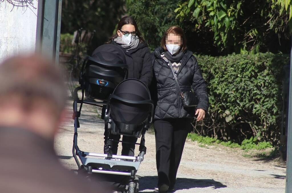 Η Όλγα Κεφαλογιάννη κρατώντας με το καροτσάκι τα δίδυμα μωράκια της