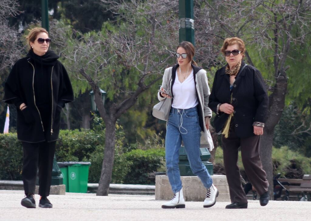αφού πίσω από αυτές τις γυναίκες υπάρχει κάτι δυνατό που της ενώνει και αυτό δεν είναι άλλο από την ανάμνηση του Τόλη Βοσκόπουλου