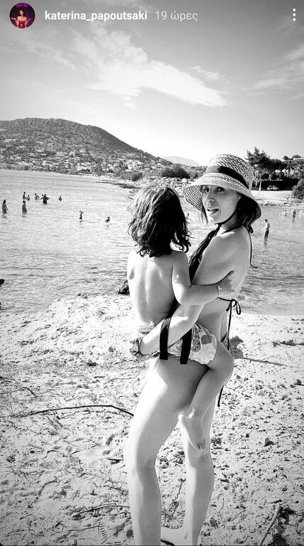 Έκανε τις πρώτες βουτιές της με τα παιδιά της.