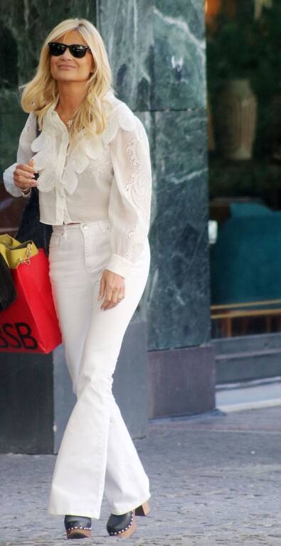 Η όμορφη παρουσιάστρια επέλεξε ένα total white look