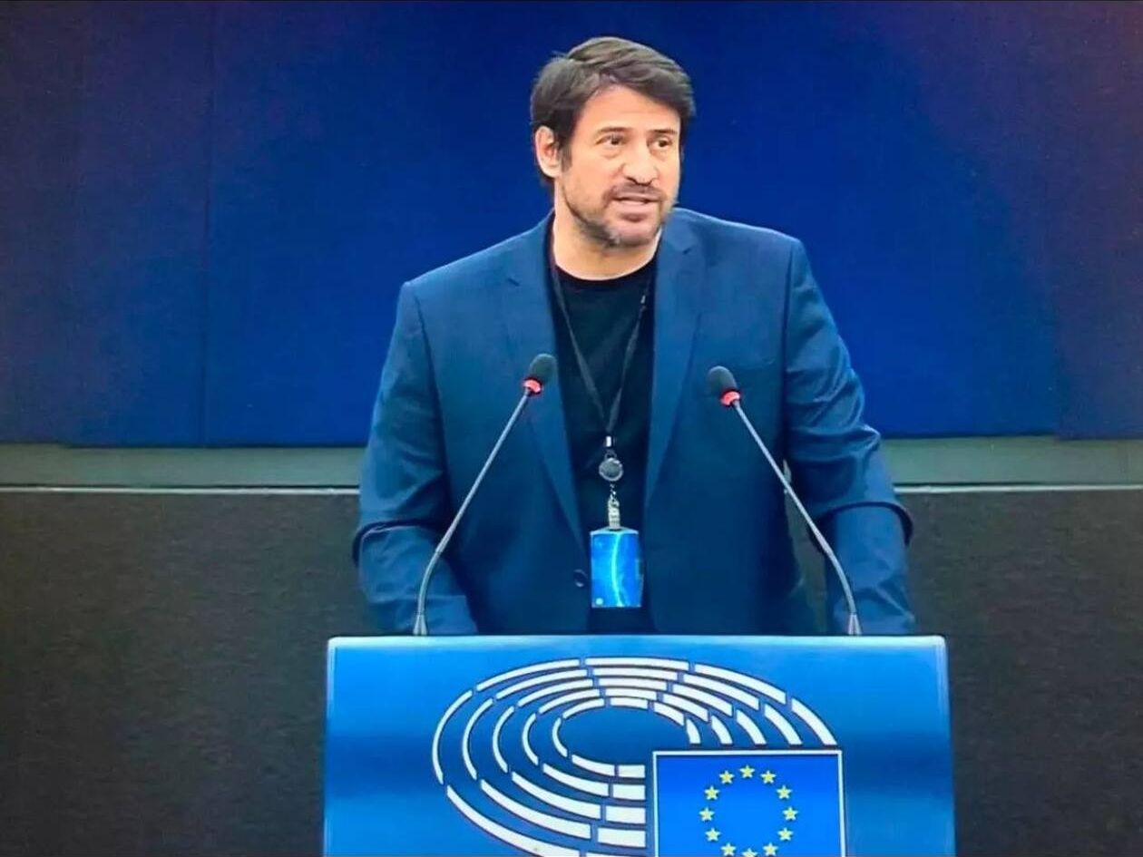 Περνάει το μεγαλύτερο μέρος του χρόνου στις Βρυξέλλες.